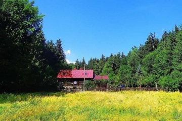 Chalupa s baznem - polosamota u lesa Beskydy