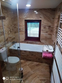 Chalupa s baznem - polosamota u lesa Beskydy