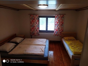 Chalupa s baznem - polosamota u lesa Beskydy