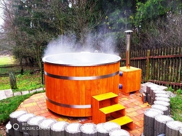 Chalupa s baznem - polosamota u lesa Beskydy