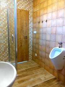 Vina�sk� dv�r - baz�n a vinn� sklep - P�lava