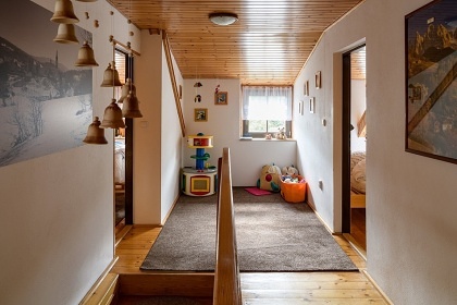 Chalupa s baz�nem - z�mek Kol�tejn - �er�k