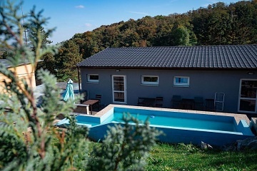 Chata s bazénem u lesa - Klobouky u Brna