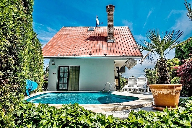 Chata s bazénem u řeky Lužnice - jižní Čechy