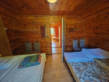 Chata u p�ehrady Vranov - hrad Corn�tejn a B�tov