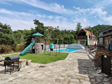 Chata u p�ehrady Vranov - hrad Corn�tejn a B�tov