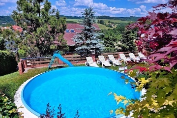 Wellness chalupa �esk� r�j - baz�n a hrad Pecka
