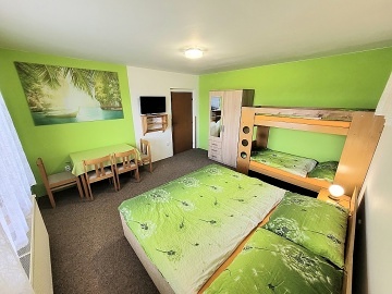 Wellness chalupa �esk� r�j - baz�n a hrad Pecka