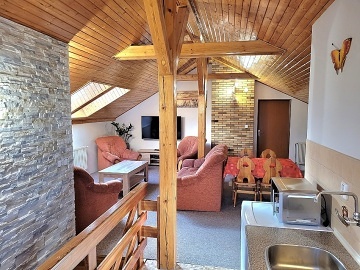 Wellness chalupa �esk� r�j - baz�n a hrad Pecka