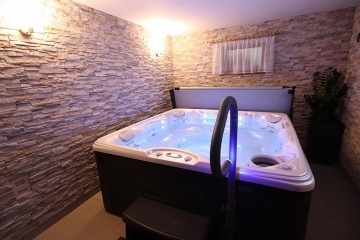 Wellness chalupa �esk� r�j - baz�n a hrad Pecka