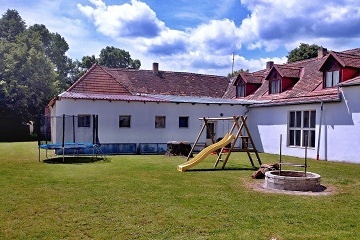 Chalupa s baznem - CHKO Tebosko - Mnek