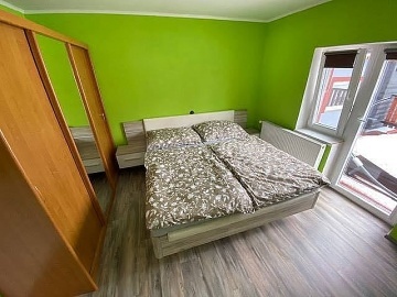 Chalupa s baz�nem - v�hled na Sn�ku - Krkono�e