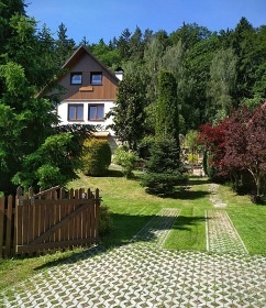 Chata u lesa �esk� r�j - hrad Trosky - Vald�tejn