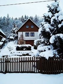 Chata u lesa �esk� r�j - hrad Trosky - Vald�tejn