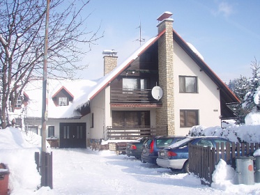 Chata s baz�nem - u p�ehrady na Horn� Be�v�