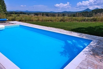 Roubenka s baz�nem - hrad Bezd�z a hrad Houska