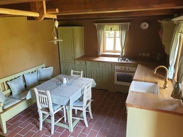 Roubenka s baz�nem - hrad Bezd�z a hrad Houska