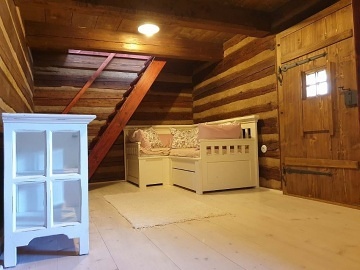 Roubenka s baz�nem - hrad Bezd�z a hrad Houska