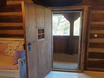 Roubenka s baz�nem - hrad Bezd�z a hrad Houska