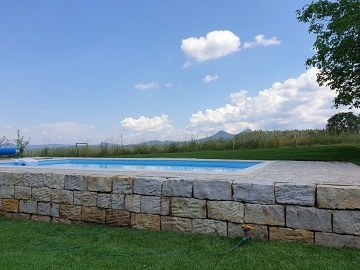 Roubenka s baz�nem - hrad Bezd�z a hrad Houska