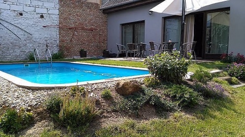 Chalupa s baz�nem a vinn� sklep - ji�n� Morava