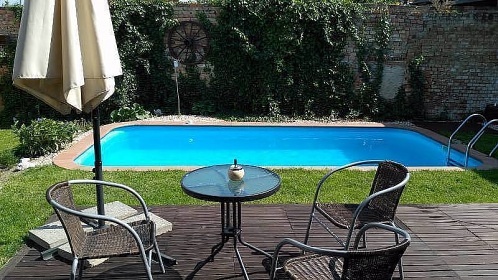 Chalupa s baz�nem a vinn� sklep - ji�n� Morava