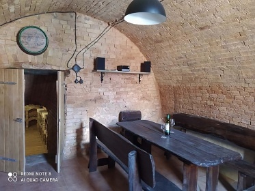 Chalupa s baz�nem a vinn� sklep - ji�n� Morava