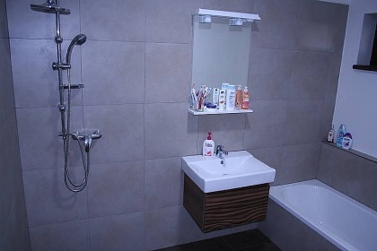 Chalupa s baz�nem a vinn� sklep - ji�n� Morava