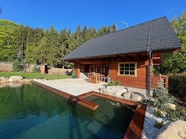 Roubenka a koupac� jez�rko s wellness - Mon�nec