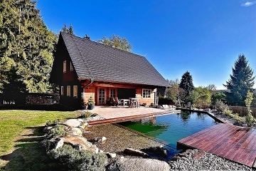 Roubenka a koupac� jez�rko s wellness - Mon�nec