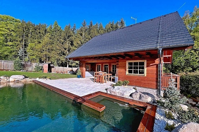 Roubenka a koupac� jez�rko s wellness - Mon�nec