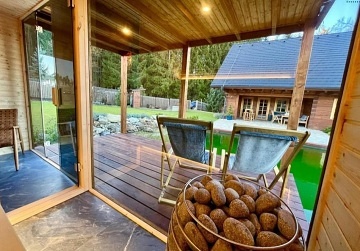 Roubenka a koupac� jez�rko s wellness - Mon�nec