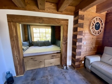 Roubenka a koupac� jez�rko s wellness - Mon�nec