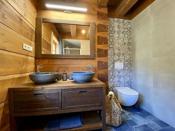 Roubenka a koupac� jez�rko s wellness - Mon�nec