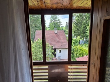 Chata u lesa a koupali�t� - Ch�novsk� jeskyn�