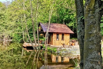 Srub a rybolov - samota u lesa - ZOO Chleby