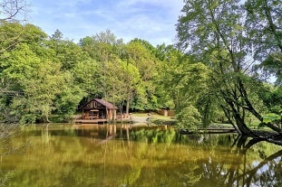 Srub a rybolov - samota u lesa - ZOO Chleby