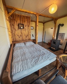 Oto�n� glamping u rybn�ka - CHKO Brdy - B�eznice