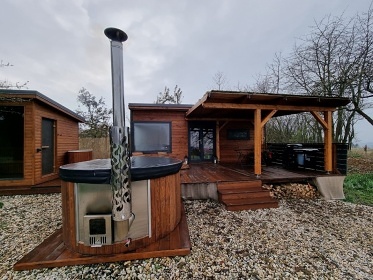 Glamping Prusiny - sauna a koupací sud