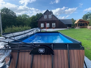 Chalupa baz�n a koupac� sud - Orlick� hory