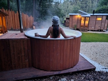 Glamping s wellness - Toulava - p�ehrada Slapy