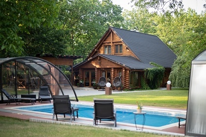Srub bazén a wellness - Kerský les - park Mirakulum