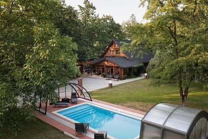 Srub bazén a wellness - Kerský les - park Mirakulum