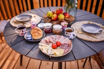 Glamping v korun�ch strom� - v�hled na Je�t�d