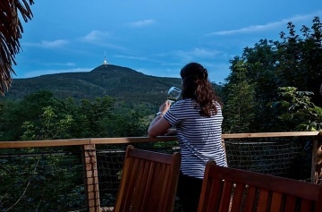 Glamping Treehouse a sauna - v�hled na Je�t�d