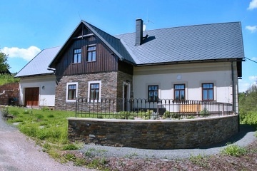 Chalupa a koupac� jez�rko - �ern� hora - Krkono�e