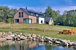 Chata vhled na Paseckou sla s jezrkem - Kvilda