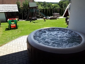 Rodinn chaty u Szavy - sauna a koupac sud