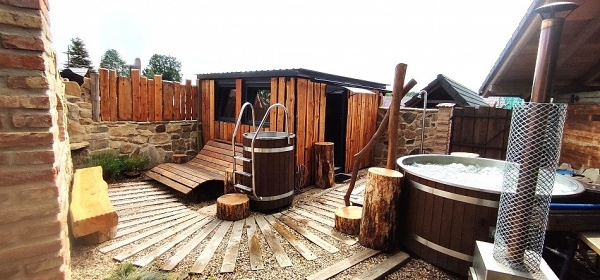 Rodinn� chaty u S�zavy - sauna a koupac� sud