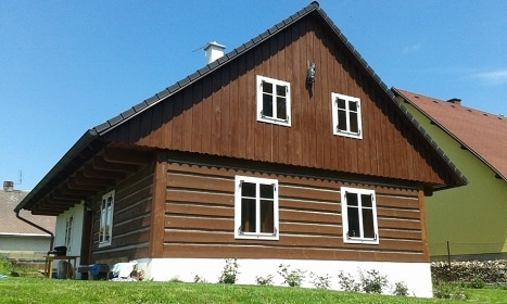 Chalupa s baz�nem - u hradu Kost - �esk� r�j